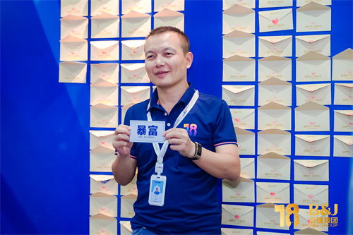 154612396.jpg KX301905.jpg